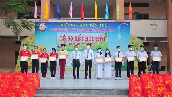 Trường THPT Tân Túc được nhiều học sinh biết đến trong địa bàn quận